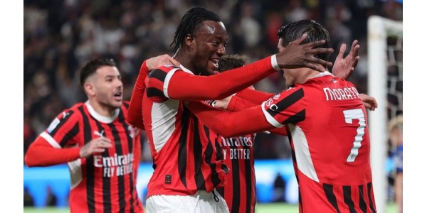 AC Milan volta a vencer a Supertaça de Itália após oito anos AC Milan volta a vencer a Supertaça de Itália após oito anos